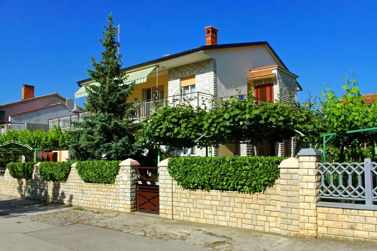 Valdebek Apartments With A Parking Space Pula - 7321